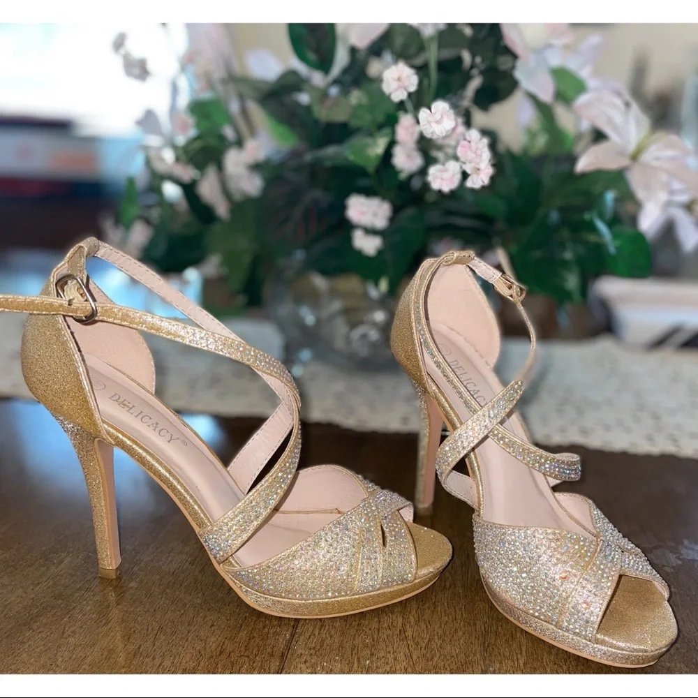 Women’s Gold High Heel Pumps Size 7.5 Elegant Party Holiday Dress Shoes - Picture 3 of 6